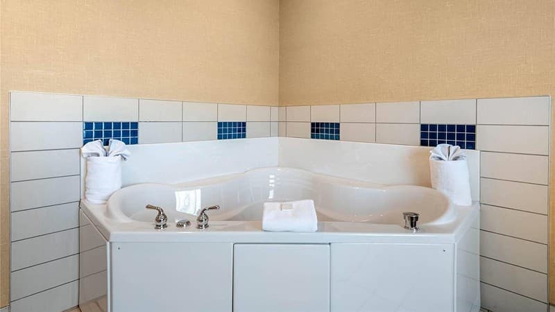 Cambria Hotel Akron – Canton Airport Jacuzzi room
