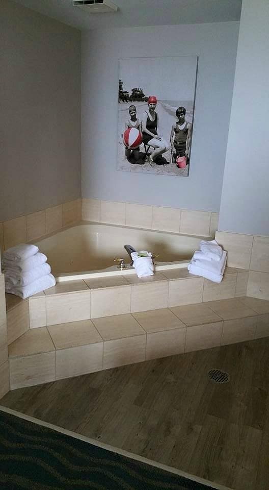 Cedar Point’s Hotel Breakers Jacuzzi room