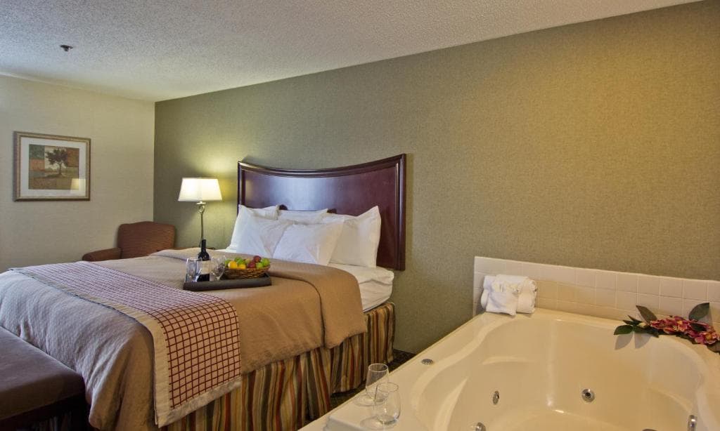 Christopher Inn and Suites Jacuzzi room