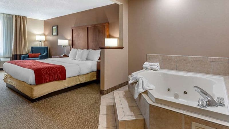 Comfort Inn & Suites Lawrenceburg Jacuzzi room