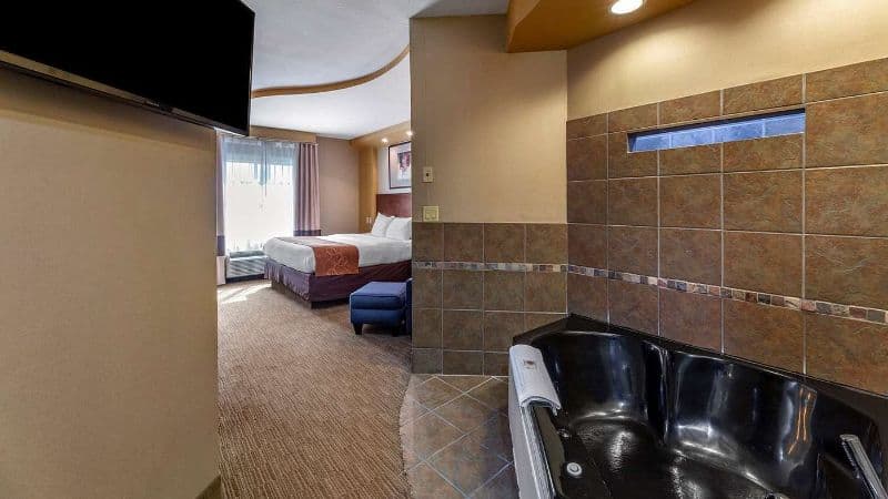 Comfort Suites Perrysburg Jacuzzi room