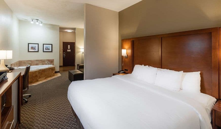 Comfort Suites Troy-I75 Jacuzzi room