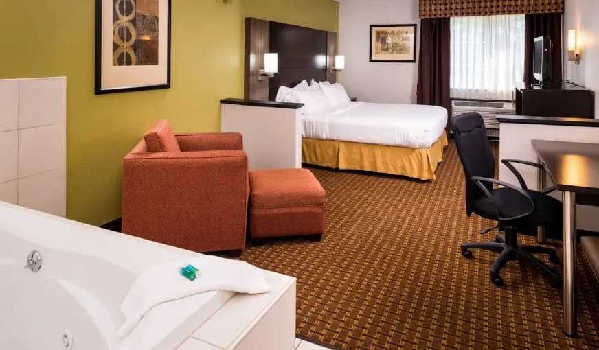 Holiday Inn Express & Suites Bucyrus Jacuzzi room
