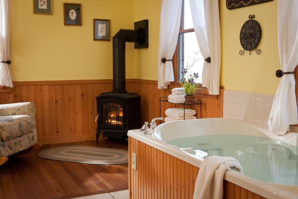 Inn & Spa at Cedar Falls Jacuzzi room