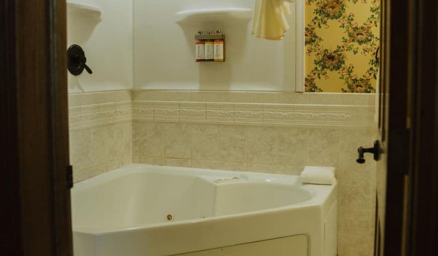 Landoll’s Mohican Castle Jacuzzi room