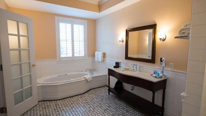 Mills Park Hotel Jacuzzi room