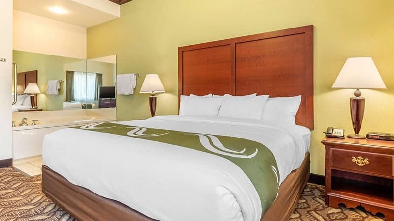 Quality Inn & Suites Zanesville Jacuzzi room