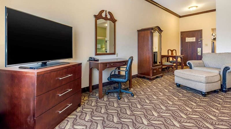 Quality Inn & Suites Zanesville hotel photo 2