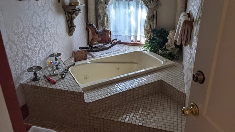 Rocking Horse Inn Jacuzzi room