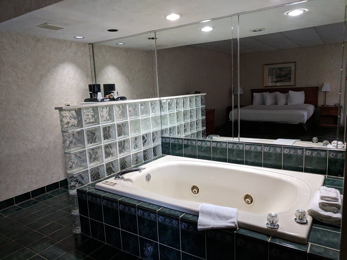 South Shore Inn Jacuzzi room