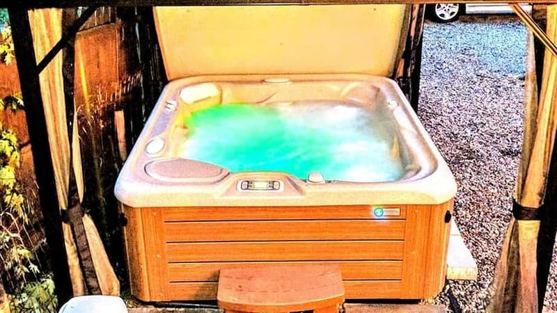 The Wayfaring Buckeye Hostel Jacuzzi room