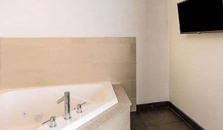 Wyndham Avon Jacuzzi room