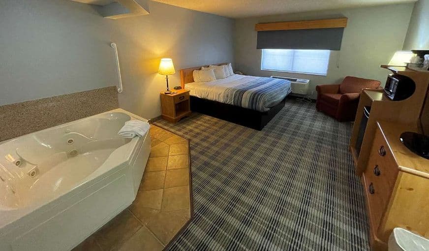 AmericInn by Wyndham Sayre Jacuzzi room