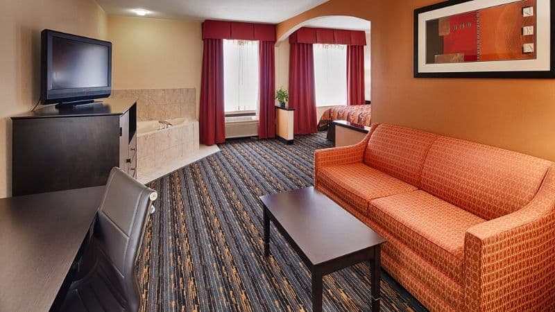 Best Western Kenosha Inn Jacuzzi room