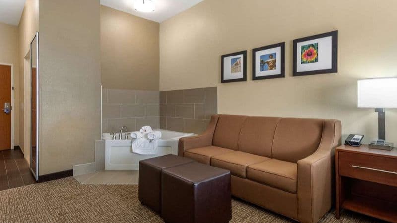 Comfort Inn & Suites Glenpool Jacuzzi room