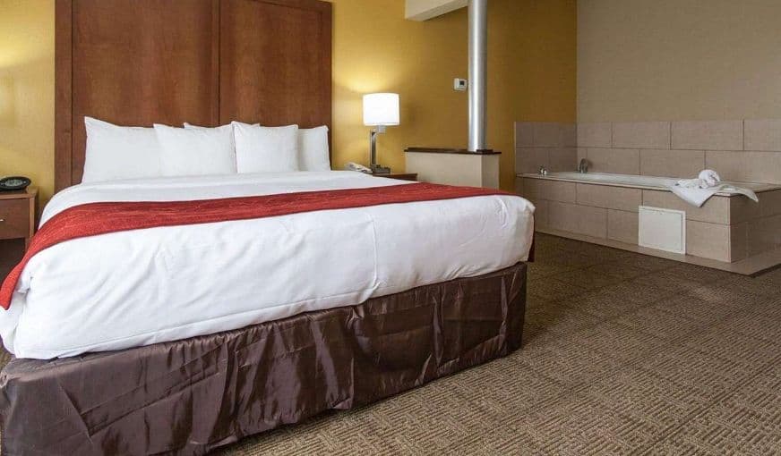 Comfort Suites Tulsa Central Jacuzzi room