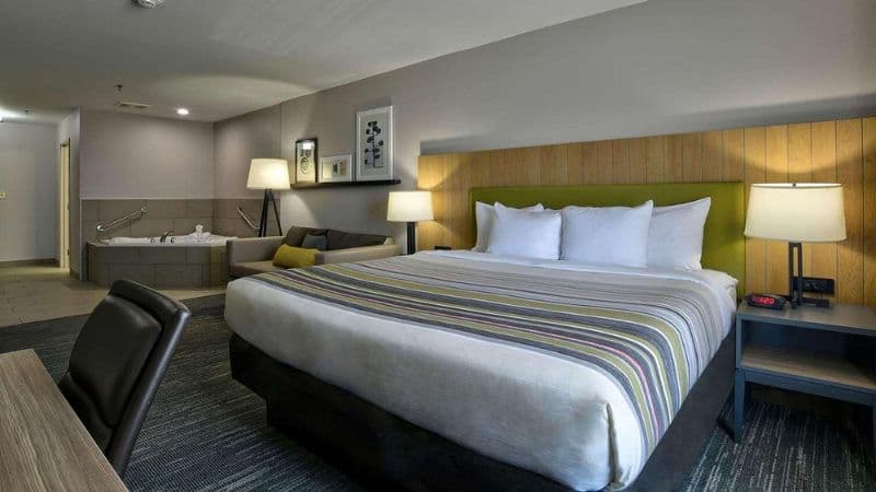 Country Inn & Suites by Radisson, Oklahoma City Airport, OK Jacuzzi room