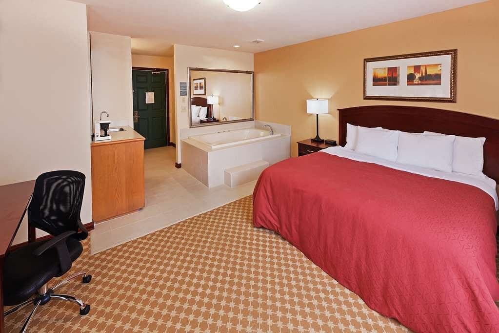 Country Inn & Suites by Radisson, Tulsa, OK Jacuzzi room