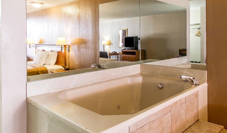 Econo Lodge Oklahoma City Jacuzzi room
