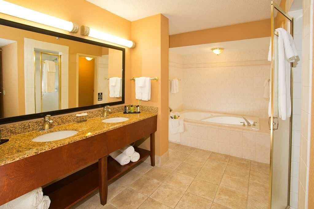 Embassy Suites by Hilton Tulsa I-44 Jacuzzi room