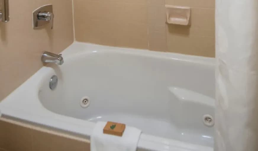 Governors Suites Hotel Jacuzzi room