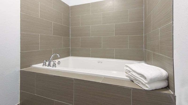La Quinta Inn & Suites by Wyndham Guthrie Jacuzzi room