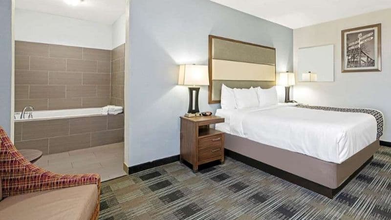 La Quinta Inn & Suites by Wyndham Guthrie hotel photo 2