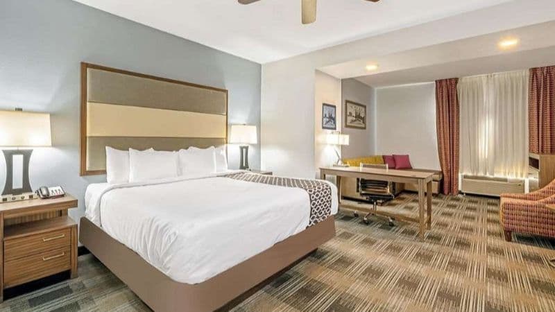 La Quinta Inn & Suites by Wyndham Guthrie hotel photo 3