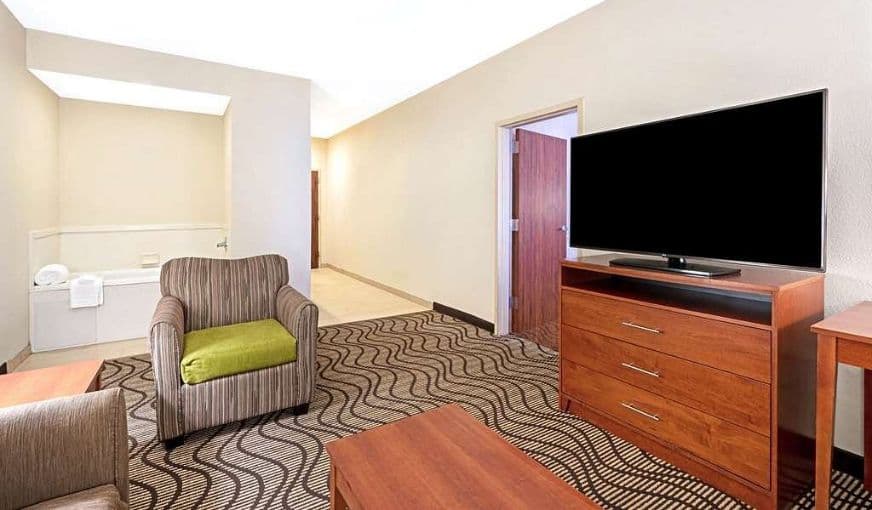 La Quinta Inn & Suites by Wyndham Midwest City – Tinker AFB Jacuzzi room