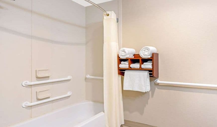La Quinta Inn & Suites by Wyndham Midwest City – Tinker AFB hotel photo 2