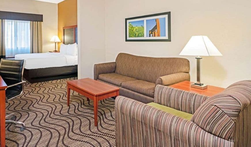 La Quinta Inn & Suites by Wyndham Midwest City – Tinker AFB hotel photo 4