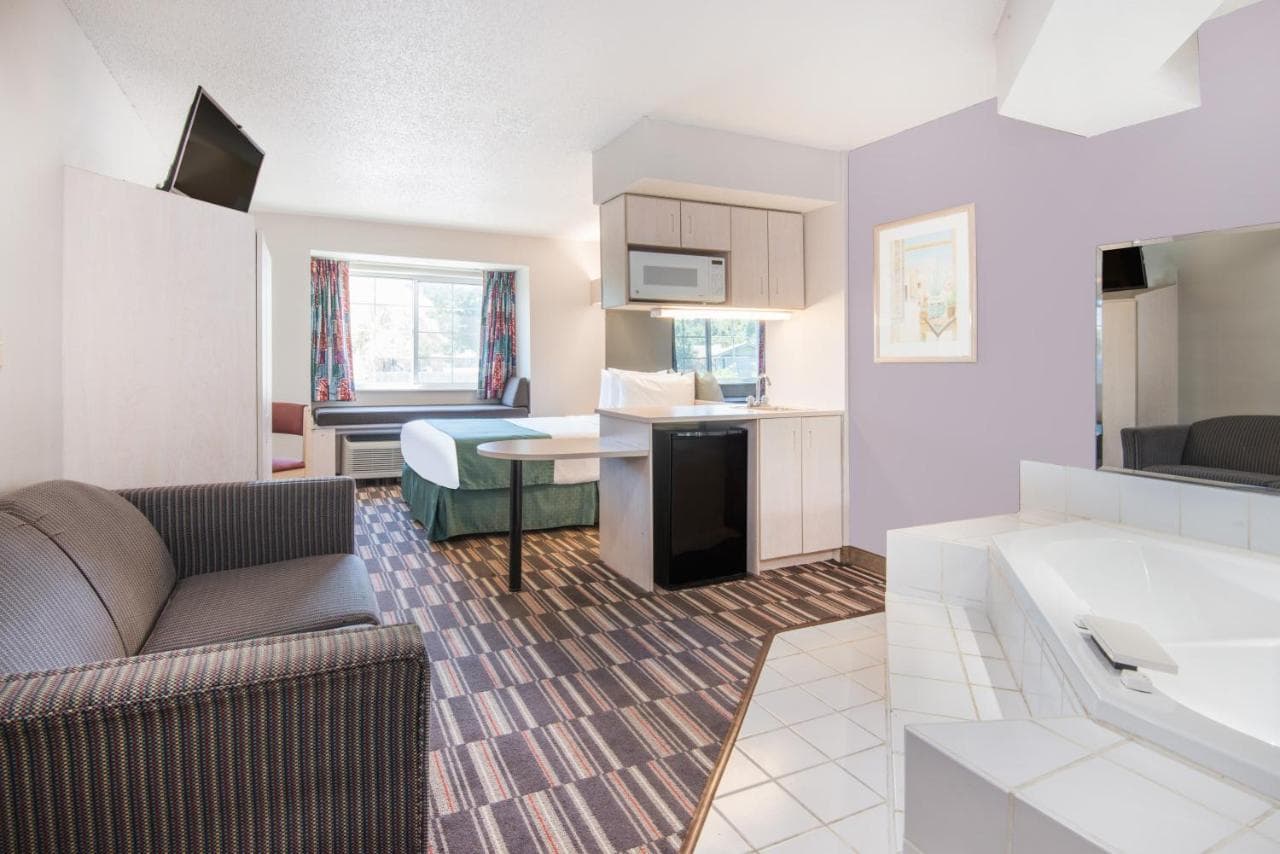 Microtel Inn & Suites Claremore Jacuzzi room
