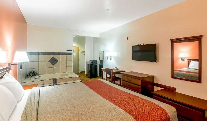 Motel 6 Oklahoma City, OK Jacuzzi room