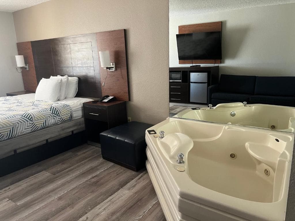 Motel 6 Tulsa Airport Jacuzzi room