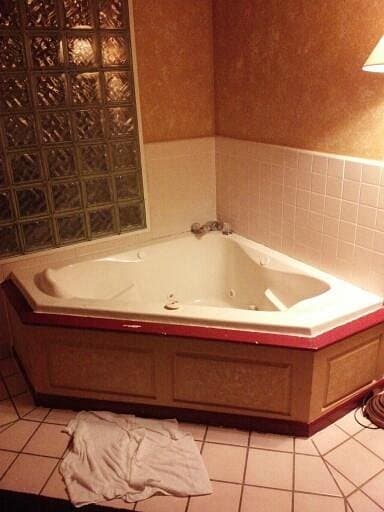 OYO Townhouse Tulsa Woodland Hills Jacuzzi room