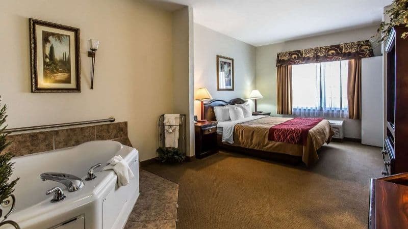 Quality Inn And Suites Jacuzzi room