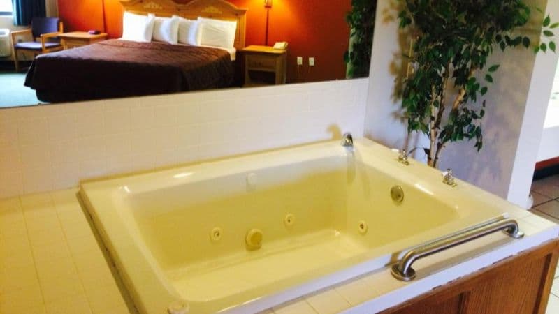 Regency Inn & Suites Jacuzzi room