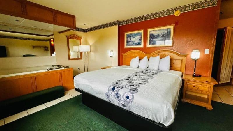 Regency Inn & Suites hotel photo 2