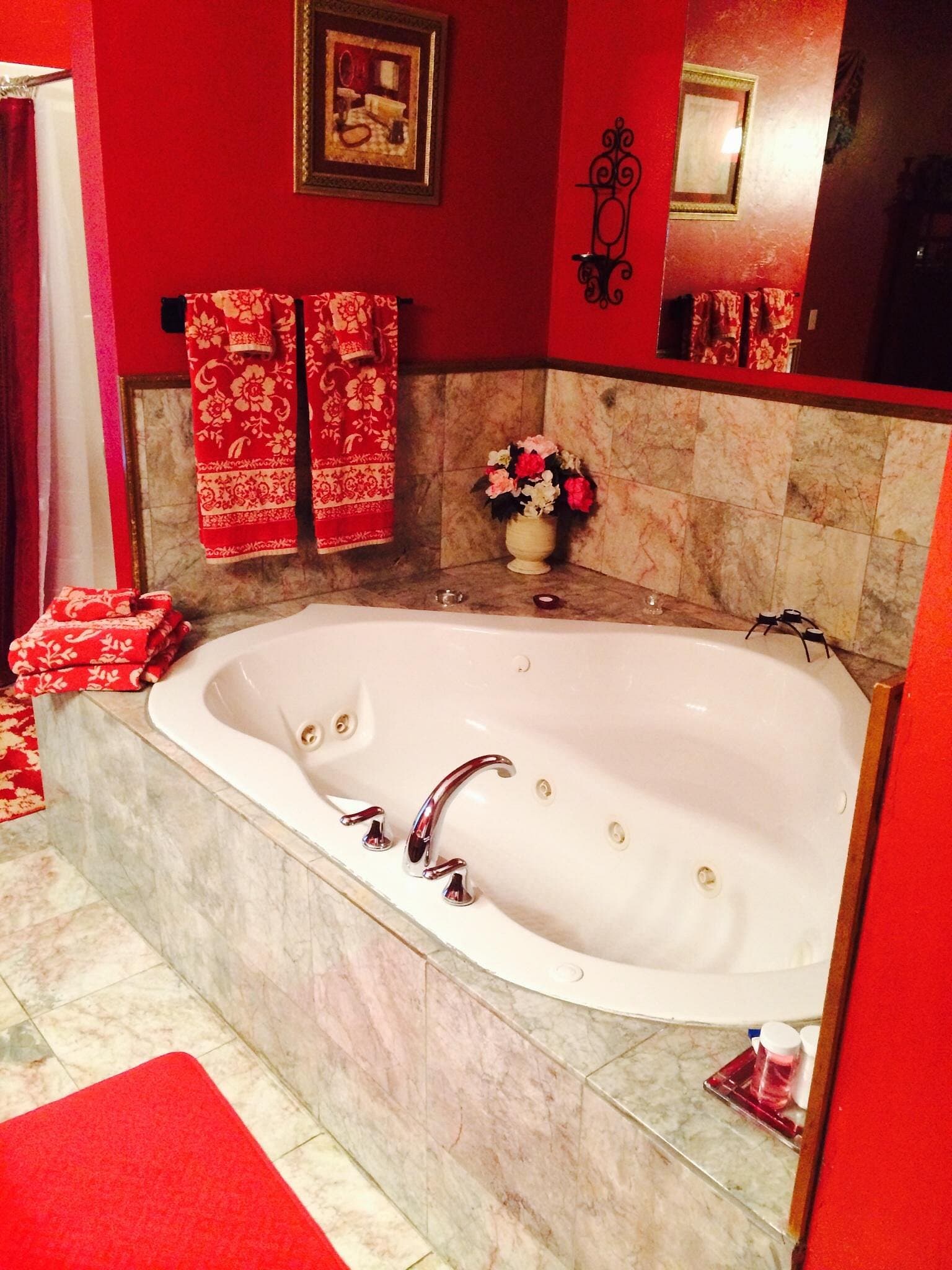 The Whispering Pines Inn Jacuzzi room