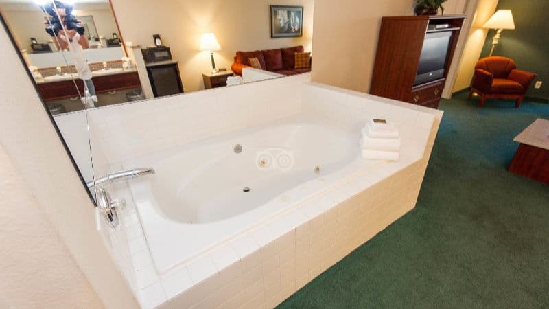 Ashley Inn and Suites Jacuzzi room