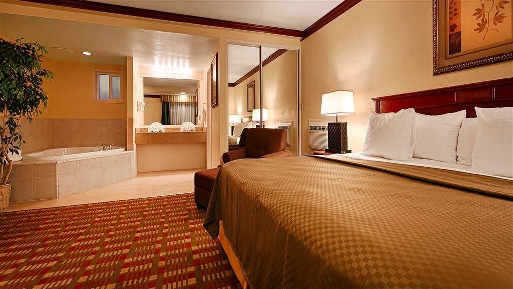 Best Western Garden Villa Inn Jacuzzi room