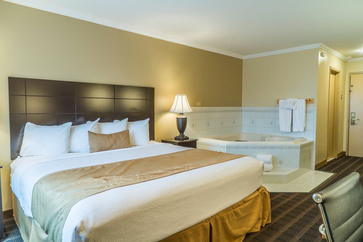 Best Western Inn & Suites Jacuzzi room