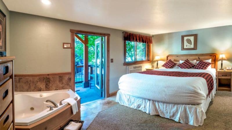 Callahan’s Mountain Lodge Jacuzzi room