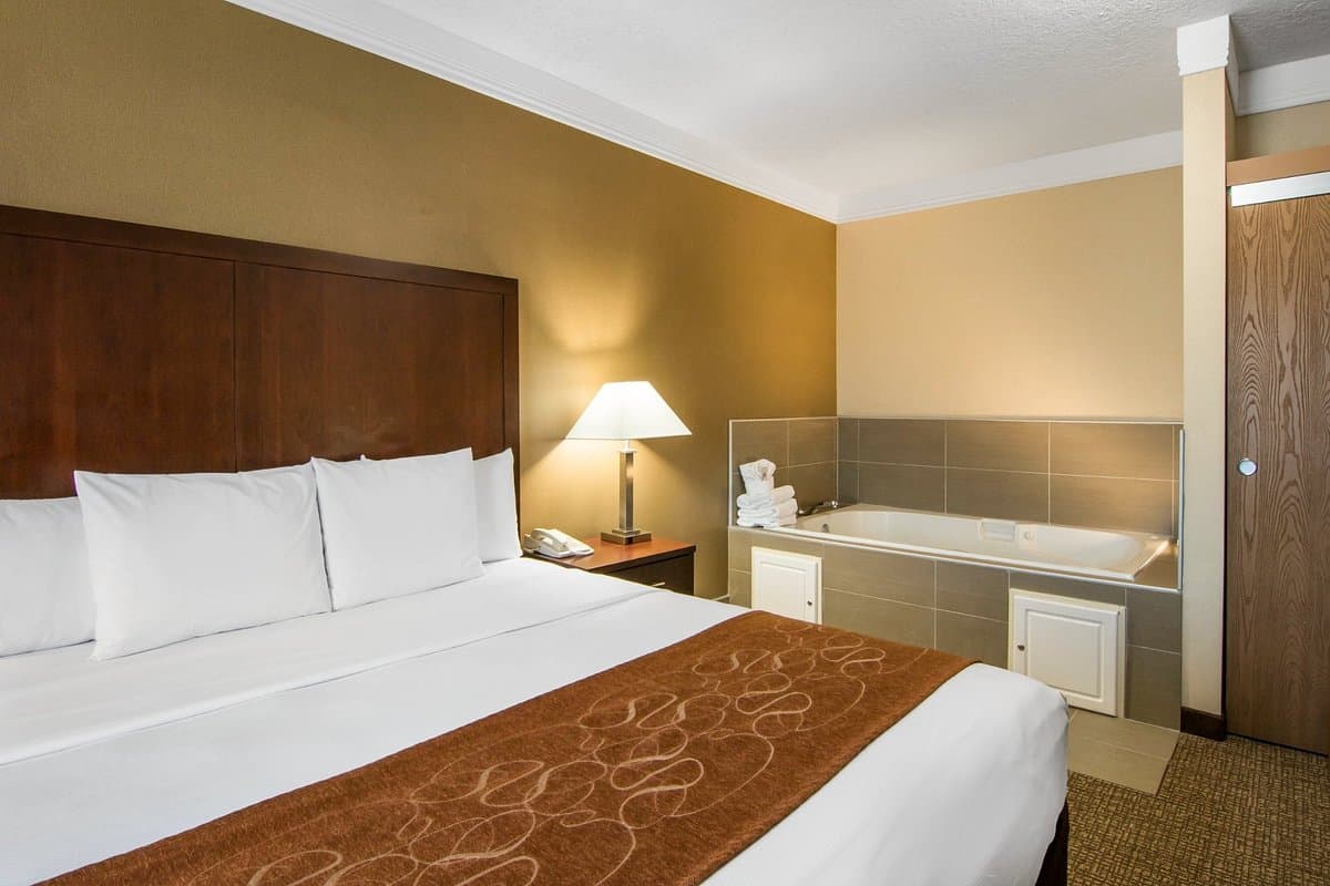 Comfort Suites Linn County Fairgrounds and Expo Jacuzzi room