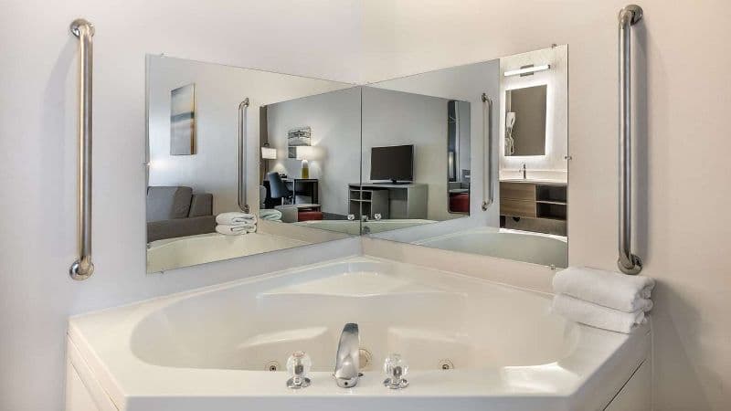 Comfort Suites Redmond Airport Jacuzzi room