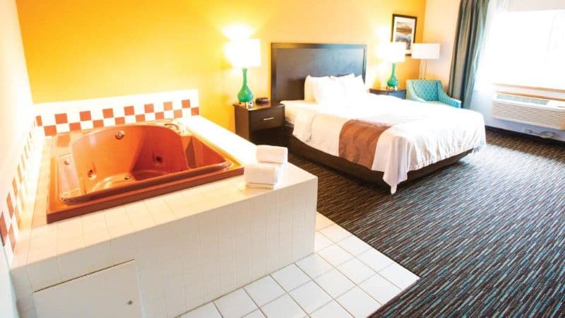 Cottage Grove Inn Jacuzzi room