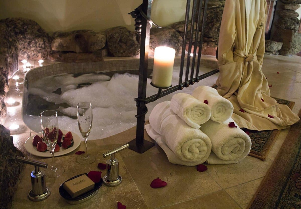 FivePine Lodge & Spa Jacuzzi room