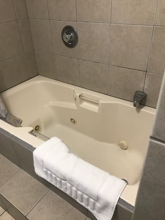 Foster Lake Inn Jacuzzi room