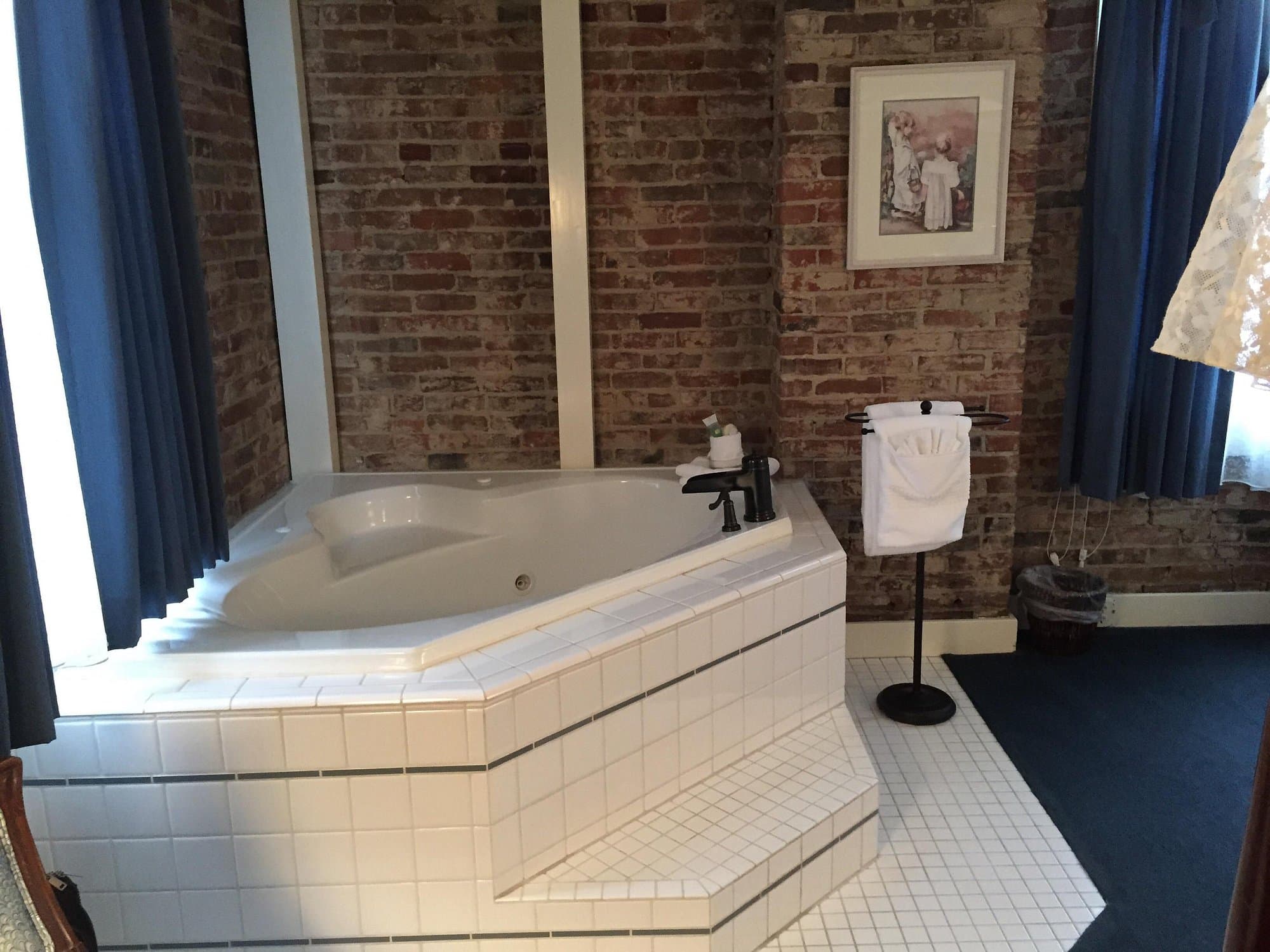 Historic Jacksonville Inn Jacuzzi room