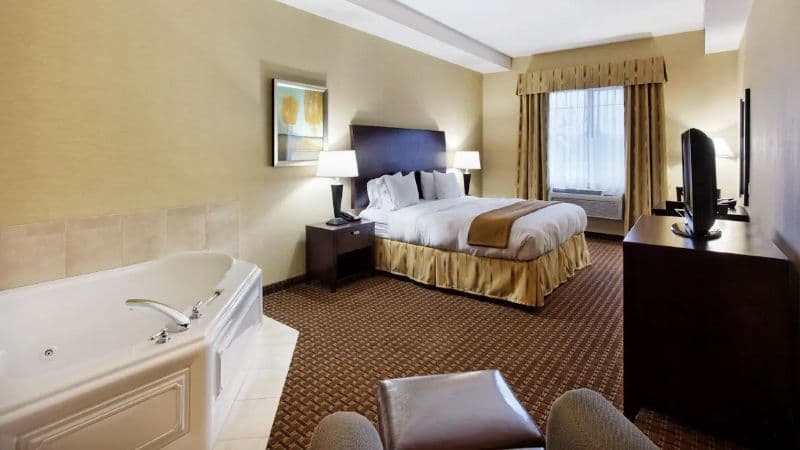 Holiday Inn Express & Suites Newport, an IHG Hotel Jacuzzi room